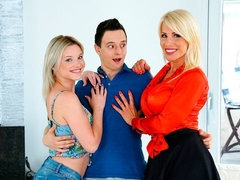 Kont, Grote kont, Blond, 1 man 2 vrouwen, Ondergoed, Moeder die ik wil neuken, Kousen, Trio