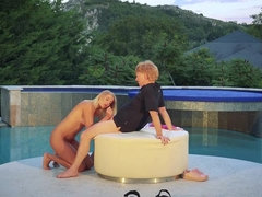 Bikini, Blondine, Blasen, Küssen, Lecken, Natürlichen titten, Im freien, Pool