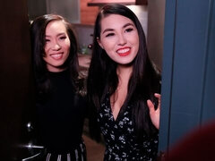 Asiatique, Gros cul, Sucer une bite, Brunette brune, 2 femmes 1 homme, Branlette thaïlandaise, Mère que j'aimerais baiser, Plan cul à trois