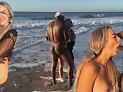 Leie, Strand, Blondine, Gehörnter ehemann, Selbstgemacht, Riesig, Interrassisch, Öffentlich