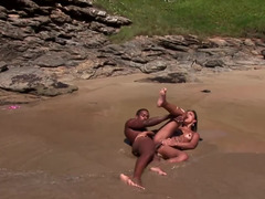 Playa, Mamada, Morena, Pajear, Interracial, Latina, Público, Tetas