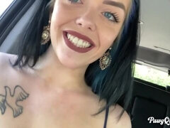 Grosser arsch, Grosse titten, Auto, Puppe, Kleid, Masturbation, Milf, Im freien