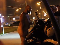 Gordinho motoqueiro pelado na rua