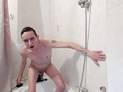 Raffou first time in her bathroom