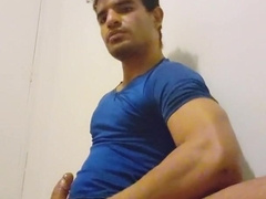 Joven latino moreno juega con su pene hasta que su erecta