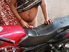 Motorcycle par lund lagad kar virya nikala
