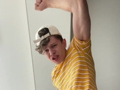 DUDE JACKING OFF HIS STIFFY / GIGANTIC STREAM / HAIRY MAN /NICE