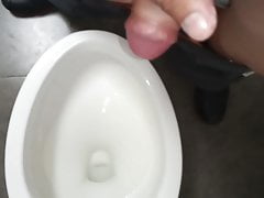 Latino pene chico sacandose leche