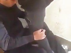Razvan imi suge pula in fata blocului
