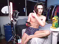 Grindr novinho de cueca fofo com local no sigilo real na cama vendo piroca