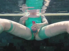 Kinky Batty boy Plays His Crevasse In The Pool