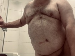 Massive guy enjoys getting his ass filled with bath foam in the tub