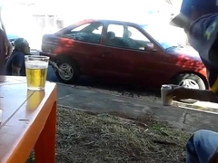 Pinguco mijando na calcada do bar