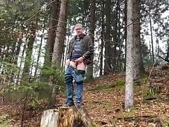 Pinkeln im Wald