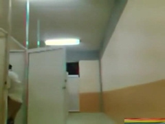 CON EL VIGILANTE EN LOS BAÑOS - .mp4