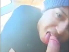 Novinho mama rolao e toma gala no carro