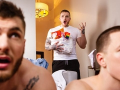 Top Theo Ross fucks gaymers William Seed and Cayden Solano