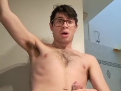 Esibizionista fa pipì e si prepara per sborrare