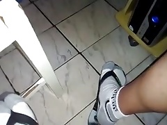 Masturbacao e gozada no chinelo com meia