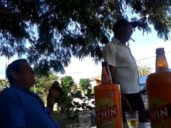 Pinguco mijando na calcada do bar