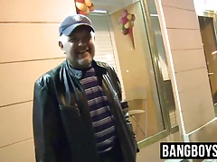 Big daddy pays a twink to suck his dick