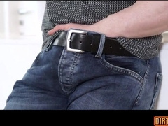 Watch this hot muscle bodybuilder give a rimjob and get a cumshot