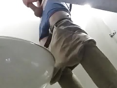 Flagrou um punheteiro no banheiro