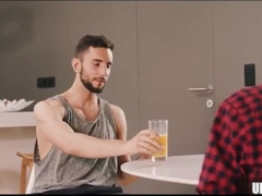 Watch this hot muscle hunk hook up & take it in the ass for cash