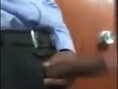 Porteiro dando aliviada no trampo 6