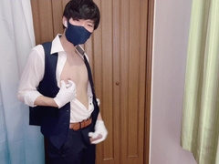 Appraiser faps with white mittens and blows a load