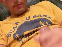 Deutscher Junge wichst und spritzt sich ins gesicht