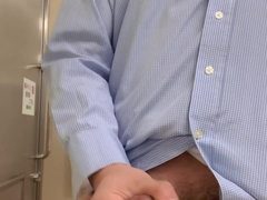 【射精シーン盛り沢山】スーツ男性が我慢できず公衆便所で下品にちんずりブッコキ♡漫画の美少女に発情して