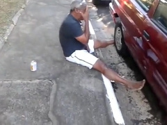 Pinguco mijando na calcada do bar 6