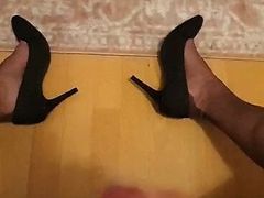 Cumming in FF stockings and black heels