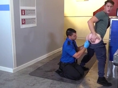 Paul Canon &eacute pego usando plug anal met&aacute lico pelo guarda Aspen no aeroporto.