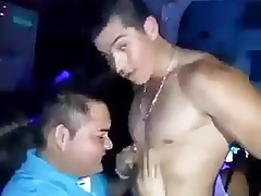 Gordinho ganho gogo boy no aniversario
