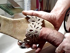 Schuh wichsen beige