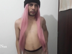 Pinkish periwig on guy with dance