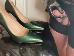 Shoe play with green high heel pumps and a load of jism
