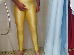In meine Gelbe Lycra Legging gepinkelt und gespritzt