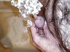 Small cock dude pissing in the tub in slomo