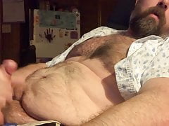 Bearded daddy cums
