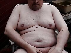Holger zapft frische Pisse und trinkt