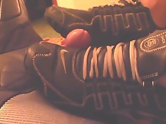Filho fazendo seu pai gozar de Nike Shox