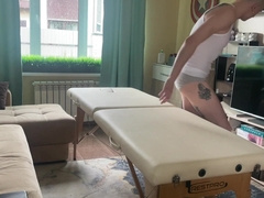 Dicky masseuse screws nicely-shaped twunk during rubdown
