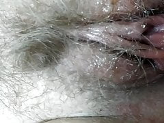 Behaarte Jungsau auf dem Esstisch abgefickt