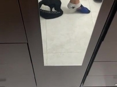 Me bajo los boxer frente al espejo y saco mi verga venosa