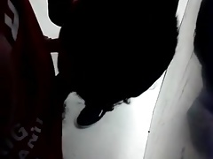 Mamada en sanitario publico