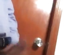 Porteiro dando aliviada no trampo