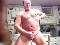 Nackt in der Werkstatt den Schwanz wichsen....